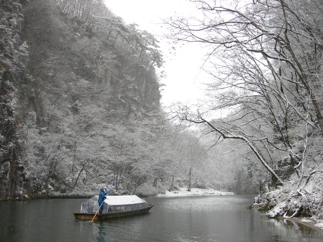 Ngồi thuyền sưởi sông Geibikei ở Iwate